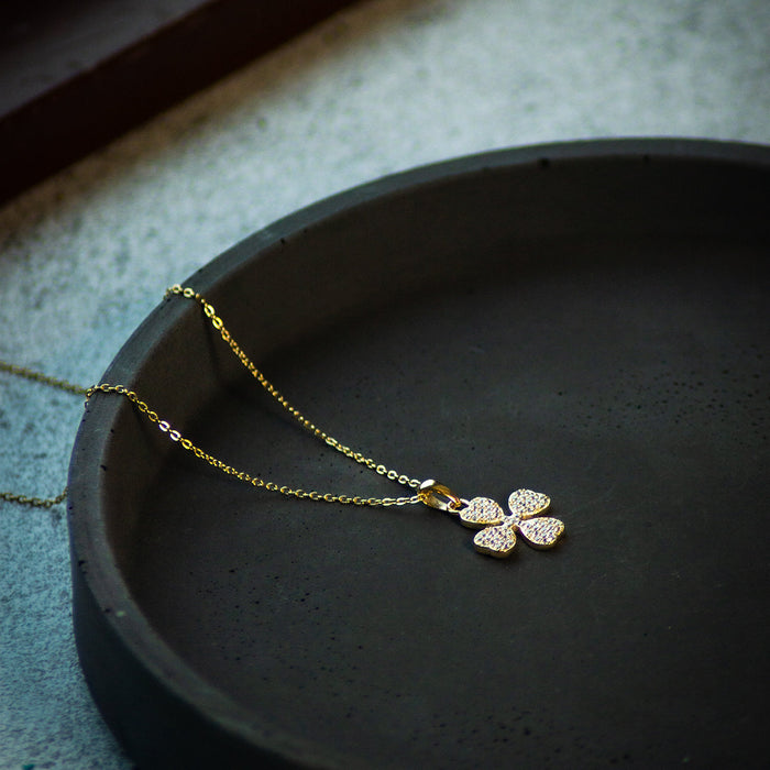 Aagaard halsband med förgyllt fyrklöver fyllt med zirkoner