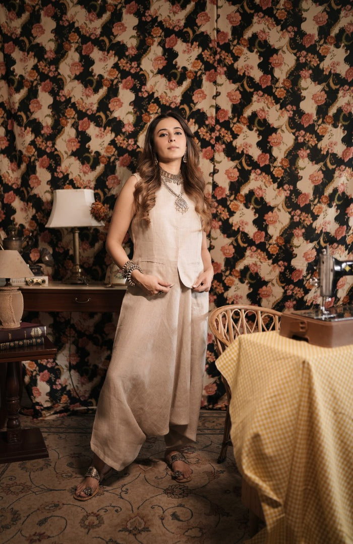 Women's off-white linen outfit