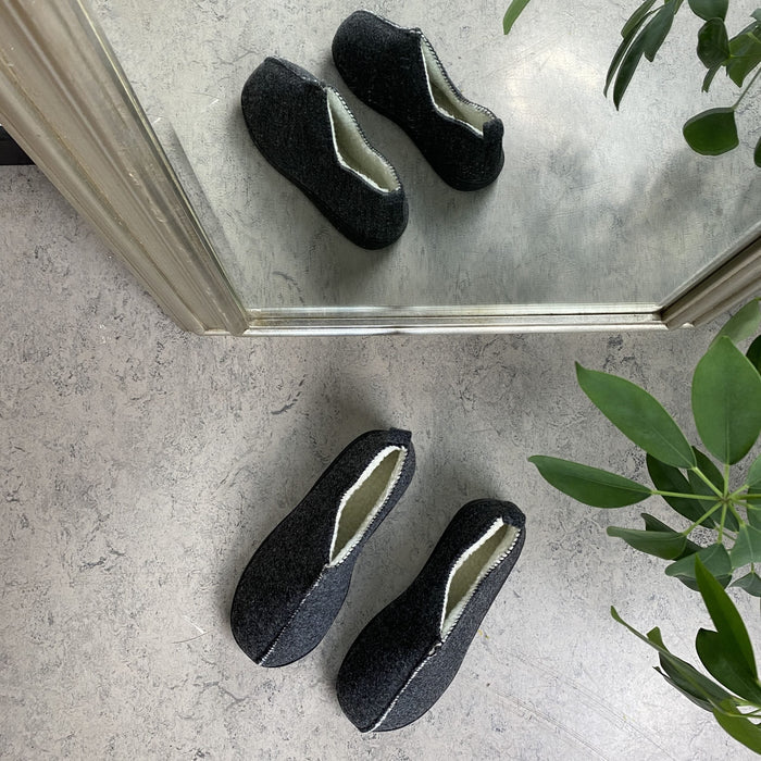 Mycket mjuka och bekväma mörkgrå tofflor