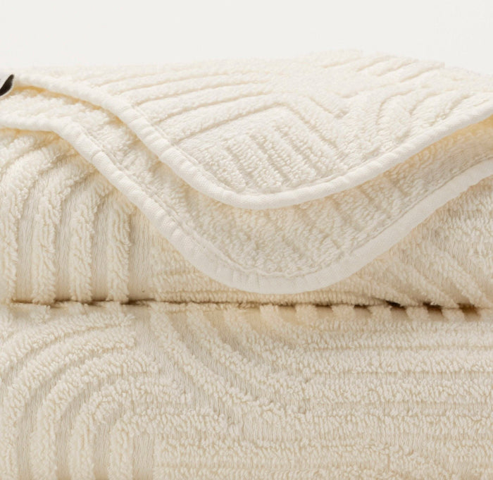 103 Ivory / Bath Towel (28 x 54" | 70 x 140 cm)