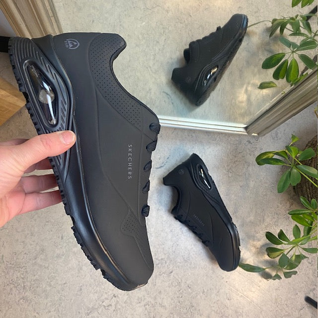 Svart halkfri arbetssko från Skechers med ESD